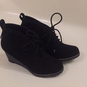 Used once women’s size 5 wedge boots
